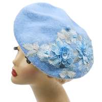 Hellblaues Barett mit gestickten Blumen